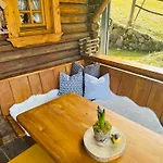 Almbruennerl Almhuette Auf Der Raffner Alm *