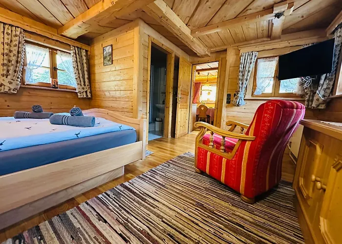 Almbruennerl Almhuette Auf Der Raffner Alm